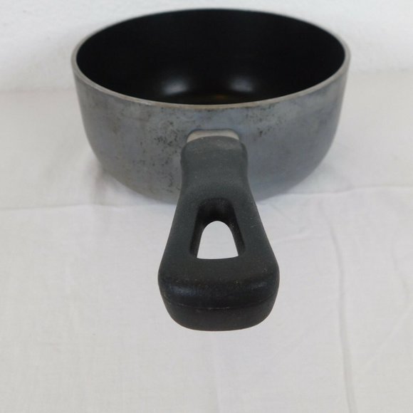 Vintage WearEver 2 quart Saucepan with Steam Release Lid 7 3/8 in diam 3 in tall - Picture 5 of 9